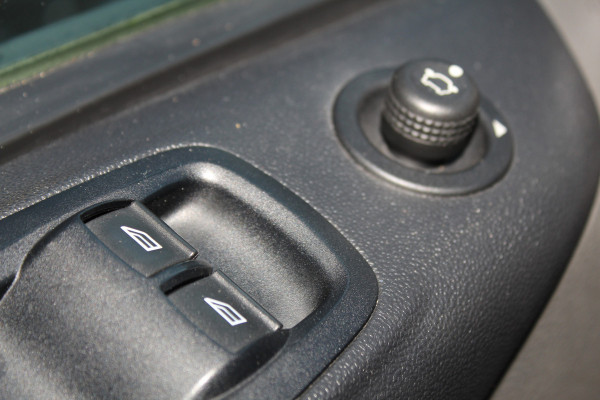 Ford Transit Custom 300 2.0-130pk TDCI L1H1 Trend Dubb. cabine. Trekgewicht 2.500kg ! Airco, stoel- spiegelverwarming, bijrijdersstoel, dubbele cabine, trekhaak, parkeersensoren v+a, navigatie, telefoonvoorb., metallic lak