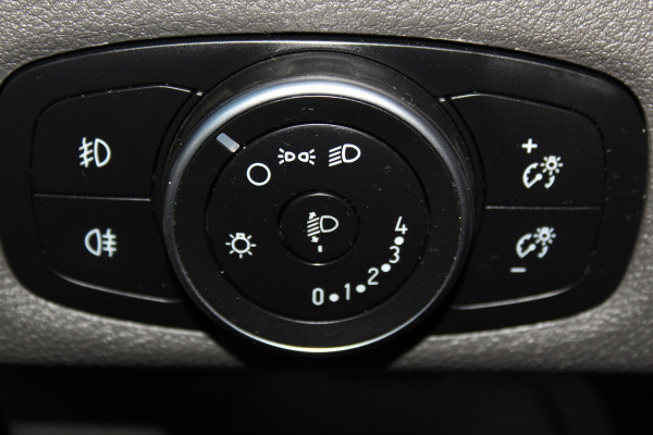 Ford Transit Custom 300 2.0-130pk TDCI L1H1 Trend Dubb. cabine. Trekgewicht 2.500kg ! Airco, stoel- spiegelverwarming, bijrijdersstoel, dubbele cabine, trekhaak, parkeersensoren v+a, navigatie, telefoonvoorb., metallic lak