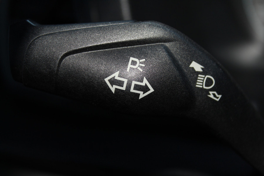 Ford Transit Custom 300 2.0-130pk TDCI L1H1 Trend Dubb. cabine. Trekgewicht 2.500kg ! Airco, stoel- spiegelverwarming, bijrijdersstoel, dubbele cabine, trekhaak, parkeersensoren v+a, navigatie, telefoonvoorb., metallic lak