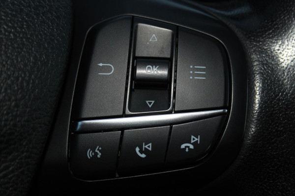 Ford Transit Custom 300 2.0-130pk TDCI L1H1 Trend Dubb. cabine. Trekgewicht 2.500kg ! Airco, stoel- spiegelverwarming, bijrijdersstoel, dubbele cabine, trekhaak, parkeersensoren v+a, navigatie, telefoonvoorb., metallic lak