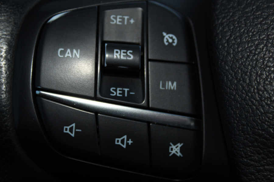 Ford Transit Custom 300 2.0-130pk TDCI L1H1 Trend Dubb. cabine. Trekgewicht 2.500kg ! Airco, stoel- spiegelverwarming, bijrijdersstoel, dubbele cabine, trekhaak, parkeersensoren v+a, navigatie, telefoonvoorb., metallic lak