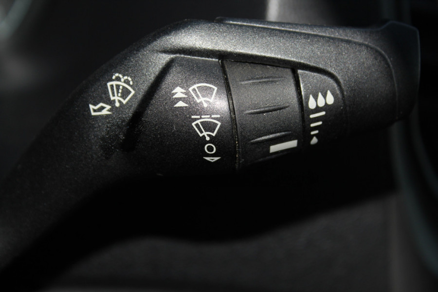 Ford Transit Custom 300 2.0-130pk TDCI L1H1 Trend Dubb. cabine. Trekgewicht 2.500kg ! Airco, stoel- spiegelverwarming, bijrijdersstoel, dubbele cabine, trekhaak, parkeersensoren v+a, navigatie, telefoonvoorb., metallic lak