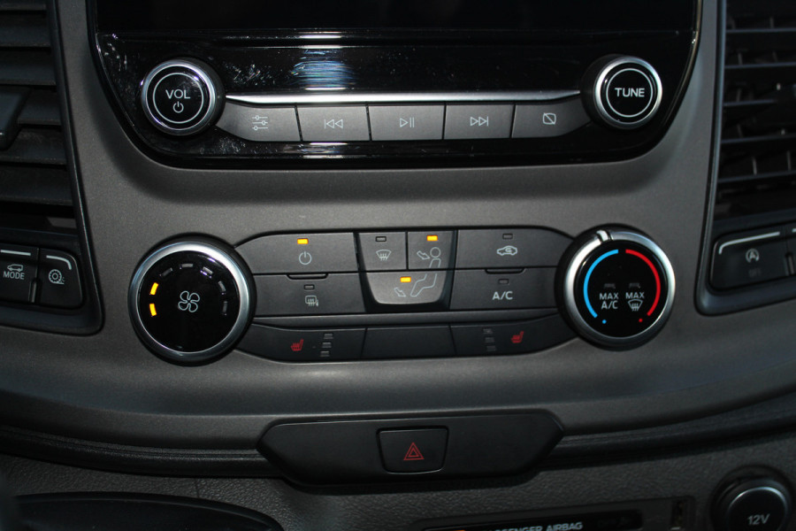 Ford Transit Custom 300 2.0-130pk TDCI L1H1 Trend Dubb. cabine. Trekgewicht 2.500kg ! Airco, stoel- spiegelverwarming, bijrijdersstoel, dubbele cabine, trekhaak, parkeersensoren v+a, navigatie, telefoonvoorb., metallic lak