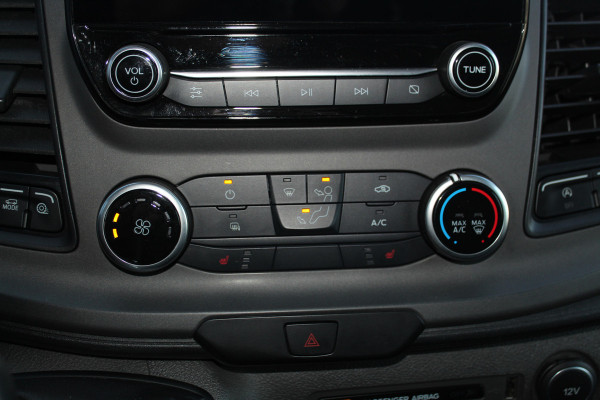 Ford Transit Custom 300 2.0-130pk TDCI L1H1 Trend Dubb. cabine. Trekgewicht 2.500kg ! Airco, stoel- spiegelverwarming, bijrijdersstoel, dubbele cabine, trekhaak, parkeersensoren v+a, navigatie, telefoonvoorb., metallic lak