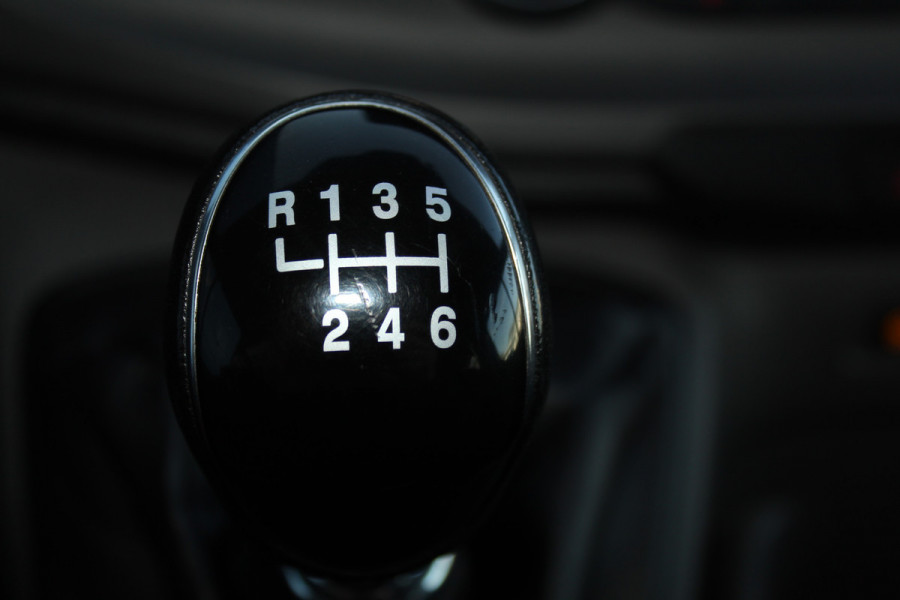 Ford Transit Custom 300 2.0-130pk TDCI L1H1 Trend Dubb. cabine. Trekgewicht 2.500kg ! Airco, stoel- spiegelverwarming, bijrijdersstoel, dubbele cabine, trekhaak, parkeersensoren v+a, navigatie, telefoonvoorb., metallic lak