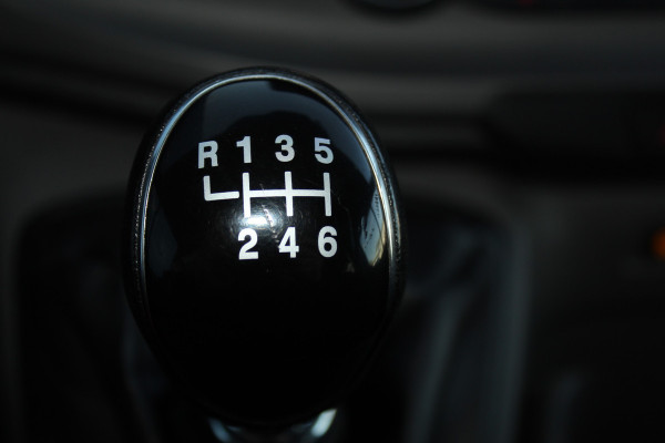 Ford Transit Custom 300 2.0-130pk TDCI L1H1 Trend Dubb. cabine. Trekgewicht 2.500kg ! Airco, stoel- spiegelverwarming, bijrijdersstoel, dubbele cabine, trekhaak, parkeersensoren v+a, navigatie, telefoonvoorb., metallic lak