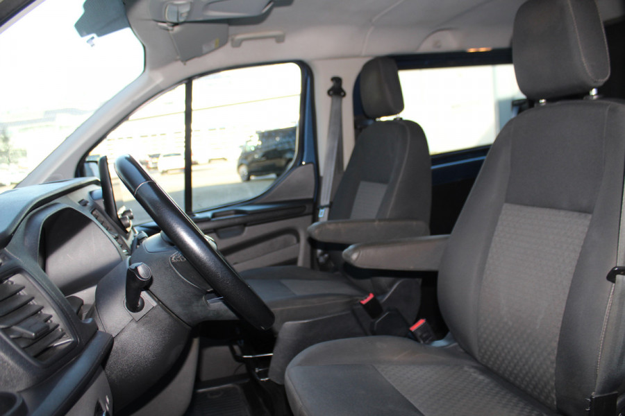 Ford Transit Custom 300 2.0-130pk TDCI L1H1 Trend Dubb. cabine. Trekgewicht 2.500kg ! Airco, stoel- spiegelverwarming, bijrijdersstoel, dubbele cabine, trekhaak, parkeersensoren v+a, navigatie, telefoonvoorb., metallic lak