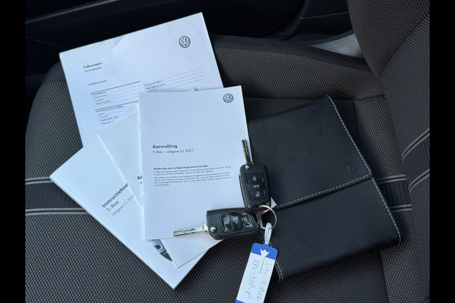 Volkswagen T-Roc 1.0 TSI Style * Navigatie * Led * Stoelverwarming * Adaptieve Cruise Control *