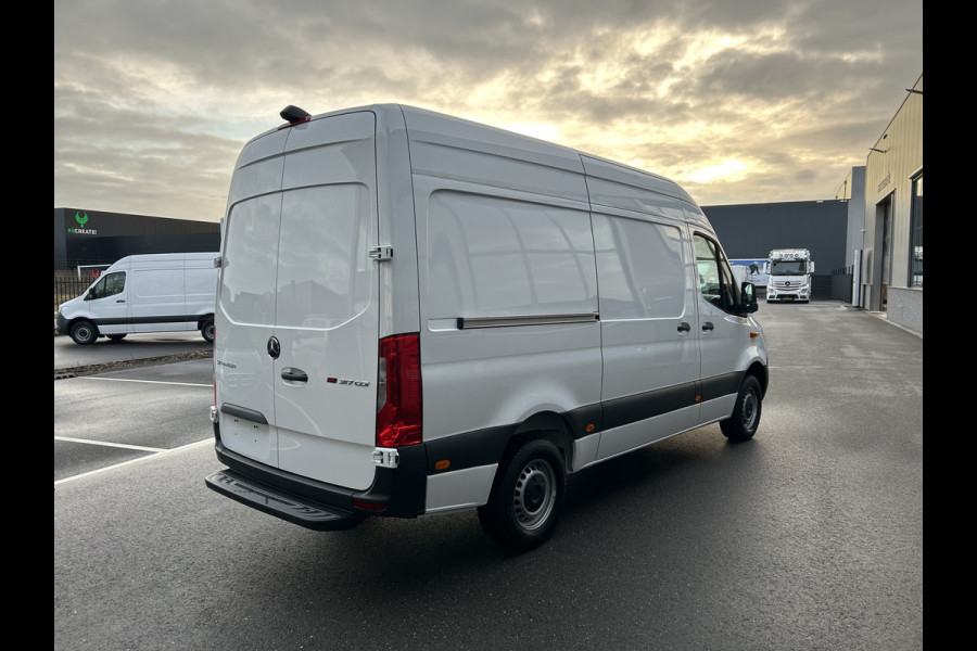 Mercedes-Benz Sprinter 317 CDI L2 H2 Automaat / 360 Camera / MBUX / Navigatie / Cruise control / Airco / 270 Graden achterdeuren