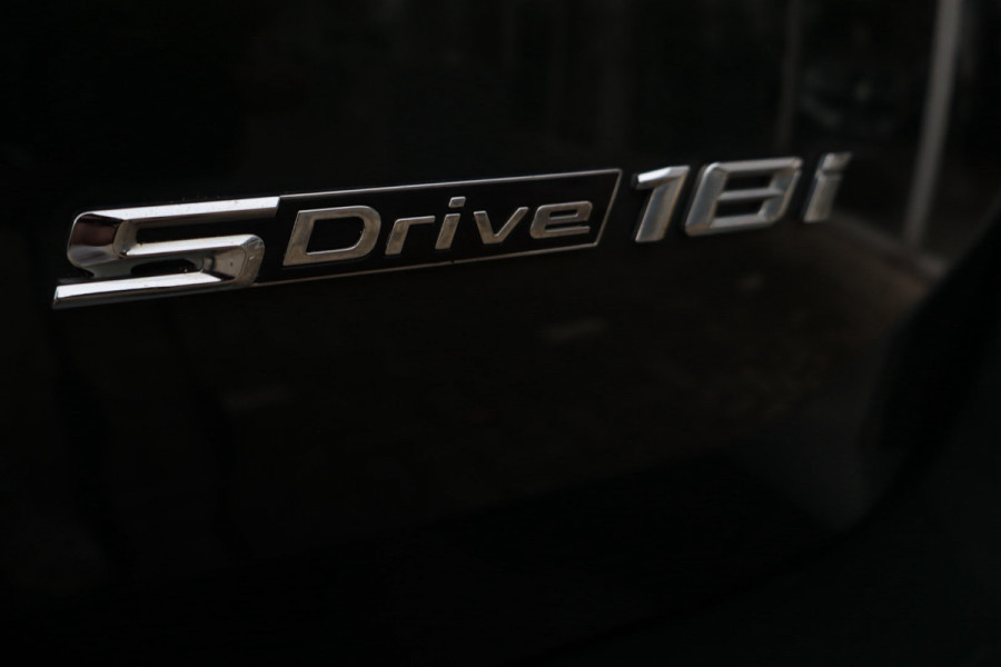 BMW X1 SDrive18i / Navi / Widescreen / Cruise / Climate / Camera / Sfeerverlichting / Voll Leder / 18".