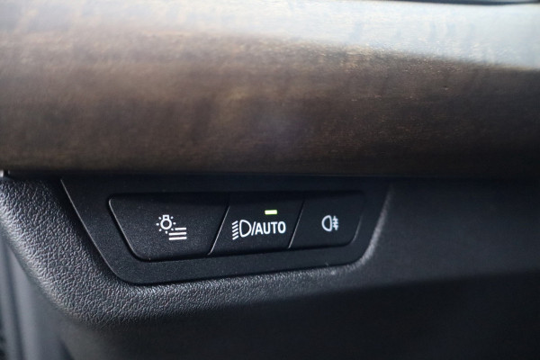 BMW X1 SDrive18i / Navi / Widescreen / Cruise / Climate / Camera / Sfeerverlichting / Voll Leder / 18".