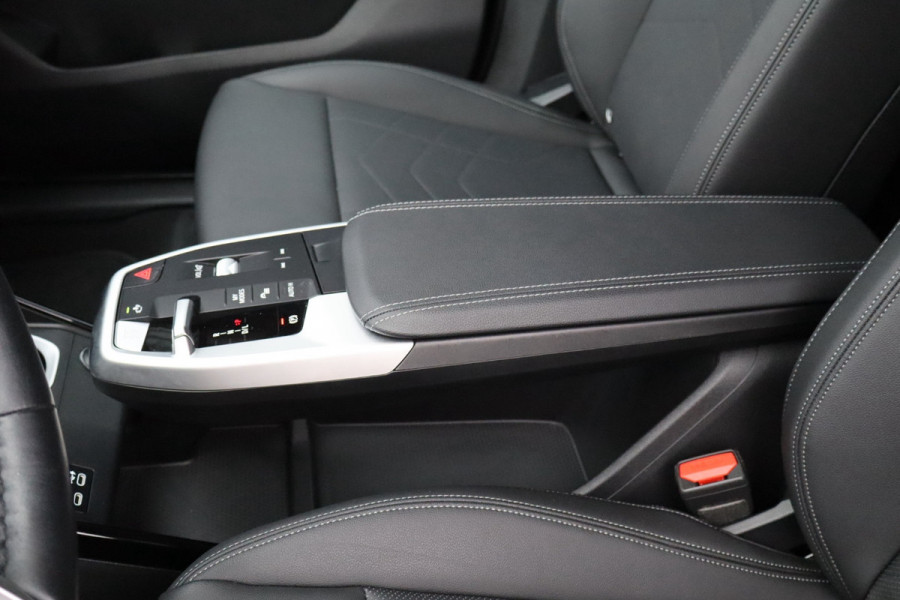 BMW X1 SDrive18i / Navi / Widescreen / Cruise / Climate / Camera / Sfeerverlichting / Voll Leder / 18".