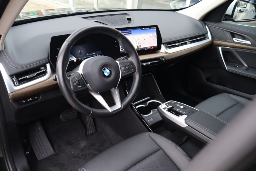 BMW X1 SDrive18i / Navi / Widescreen / Cruise / Climate / Camera / Sfeerverlichting / Voll Leder / 18".