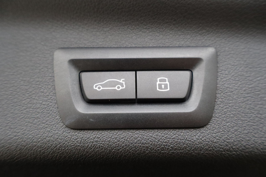 BMW X1 SDrive18i / Navi / Widescreen / Cruise / Climate / Camera / Sfeerverlichting / Voll Leder / 18".