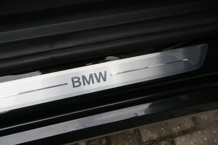 BMW X1 SDrive18i / Navi / Widescreen / Cruise / Climate / Camera / Sfeerverlichting / Voll Leder / 18".