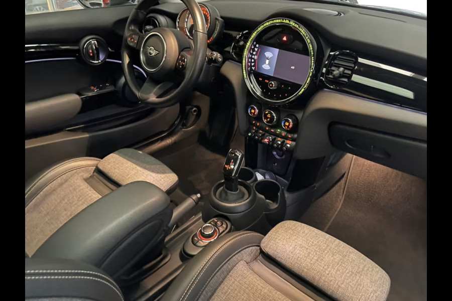 MINI 1.5 Cooper Classic (100kW/136pk) ** LED, HALF-LEDER, PANORAMA, KEYLESS, H&K, CAMERA, 17-inch LMV ** 1e EIG - UNFALLFREI ** ** INFORMEER OOK NAAR ONZE AANTREKKELIJKE FINANCIAL-LEASE TARIEVEN **