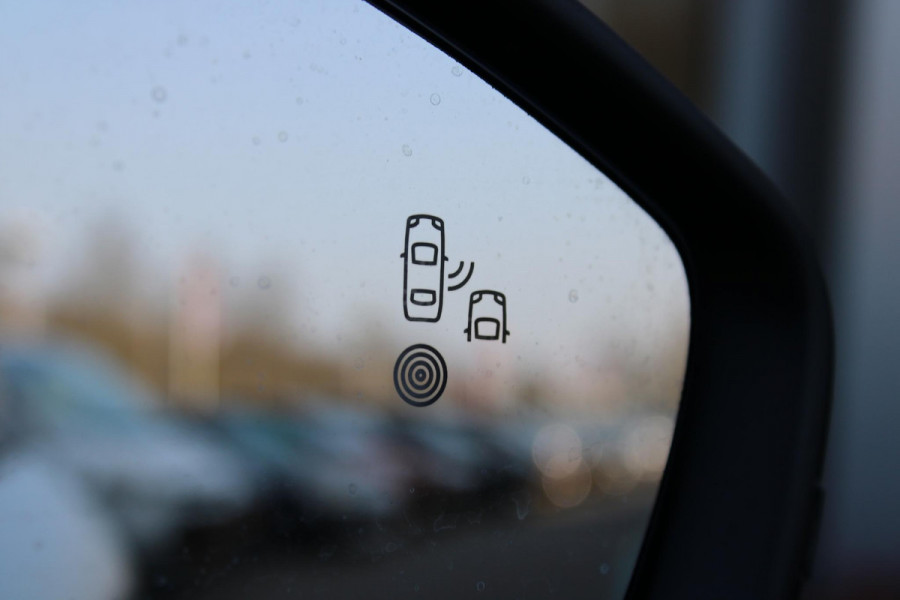 Peugeot 2008 1.2 Hybrid 145PK AUTOMAAT ALLURE | NIEUWE AUTO! | CAMERA VOOR + ACHTER | KEYLESS ENTRY/START | PARKEERSENSOREN VOOR + ACHTER | DODEHOEK DETECTIE | 17" LICHTMETALEN VELGEN | ADAPTIVE CRUISE CONTROL | CLIMATE CONTROL | STOEL VERWARMING | DRAADLOZE APPLE CARPLAY/ANDROID AUTO |