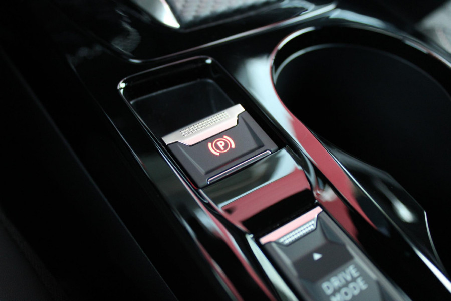 Peugeot 2008 1.2 Hybrid 145PK AUTOMAAT ALLURE | NIEUWE AUTO! | CAMERA VOOR + ACHTER | KEYLESS ENTRY/START | PARKEERSENSOREN VOOR + ACHTER | DODEHOEK DETECTIE | 17" LICHTMETALEN VELGEN | ADAPTIVE CRUISE CONTROL | CLIMATE CONTROL | STOEL VERWARMING | DRAADLOZE APPLE CARPLAY/ANDROID AUTO |