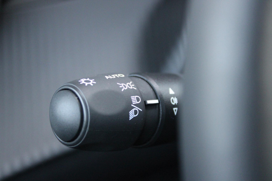 Peugeot 2008 1.2 Hybrid 145PK AUTOMAAT ALLURE | NIEUWE AUTO! | CAMERA VOOR + ACHTER | KEYLESS ENTRY/START | PARKEERSENSOREN VOOR + ACHTER | DODEHOEK DETECTIE | 17" LICHTMETALEN VELGEN | ADAPTIVE CRUISE CONTROL | CLIMATE CONTROL | STOEL VERWARMING | DRAADLOZE APPLE CARPLAY/ANDROID AUTO |