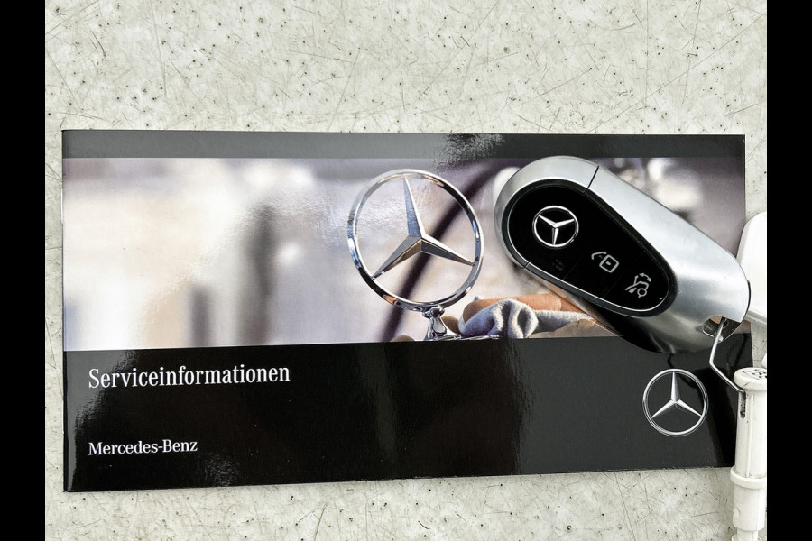 Mercedes-Benz GLC 300 e 4MATIC AMG Plug-In Hybride | 360  graden Camera | Memory seats | Schuifkanteldak | Sfeerverlichting | Chroompakket | Keyless entry Inclusief 24 maanden MB Certified garantie voor Europa.