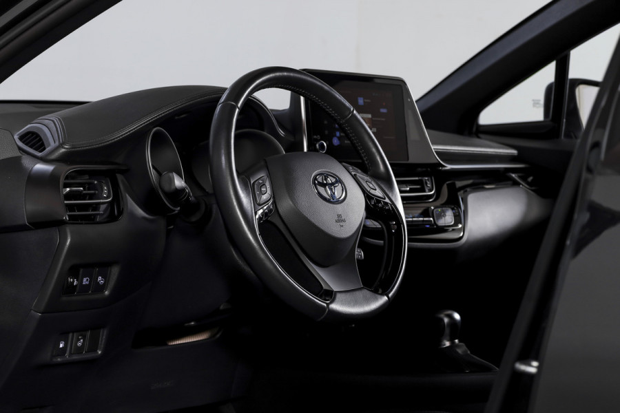 Toyota C-HR 2.0 Hybrid Dynamic | Adapt. Cruise | Stoel-+Stuurverw. | PDC | Camera | NAV+App. Connect | ECC | Afn. Trekhaak | LM 18" |