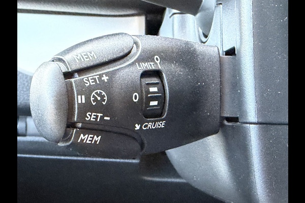 Peugeot e-Expert DC 75 kWh (Stoelverwarming - 2x Schuifdeuren - Keyless Entry - Laadruimte betimmering - Automatische Airco - Navigatie - Parkeer