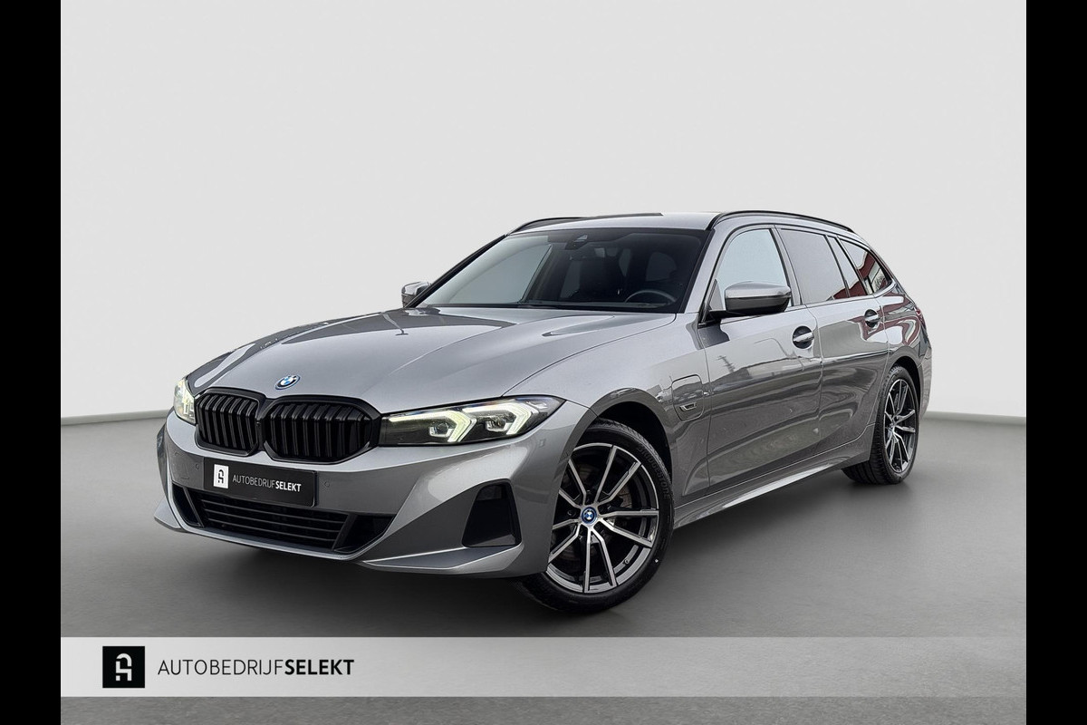 BMW 3 Serie Touring 320e | Trekhaak | Nieuw model | Carplay | Camera | Skyscraper grau | Sfeerverlichting | Widescreen | M Shadow