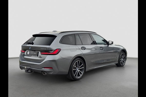 BMW 3 Serie Touring 320e | Trekhaak | Nieuw model | Carplay | Camera | Skyscraper grau | Sfeerverlichting | Widescreen | M Shadow