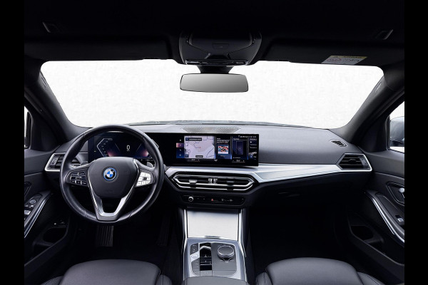 BMW 3 Serie Touring 320e | Trekhaak | Nieuw model | Carplay | Camera | Skyscraper grau | Sfeerverlichting | Widescreen | M Shadow