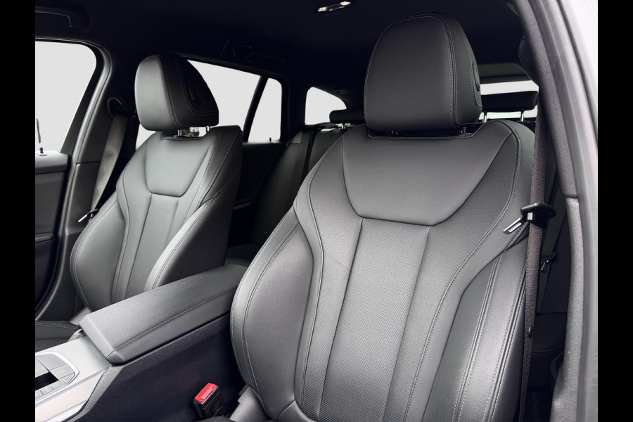 BMW 3 Serie Touring 320e | Trekhaak | Nieuw model | Carplay | Camera | Skyscraper grau | Sfeerverlichting | Widescreen | M Shadow