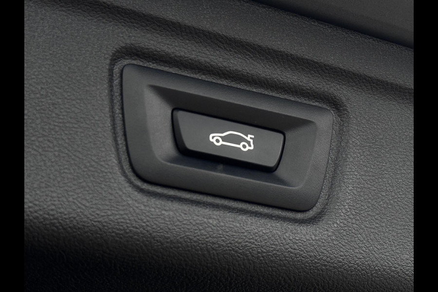 BMW 3 Serie Touring 320e | Trekhaak | Nieuw model | Carplay | Camera | Skyscraper grau | Sfeerverlichting | Widescreen | M Shadow