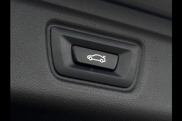 BMW 3 Serie Touring 320e | Trekhaak | Nieuw model | Carplay | Camera | Skyscraper grau | Sfeerverlichting | Widescreen | M Shadow