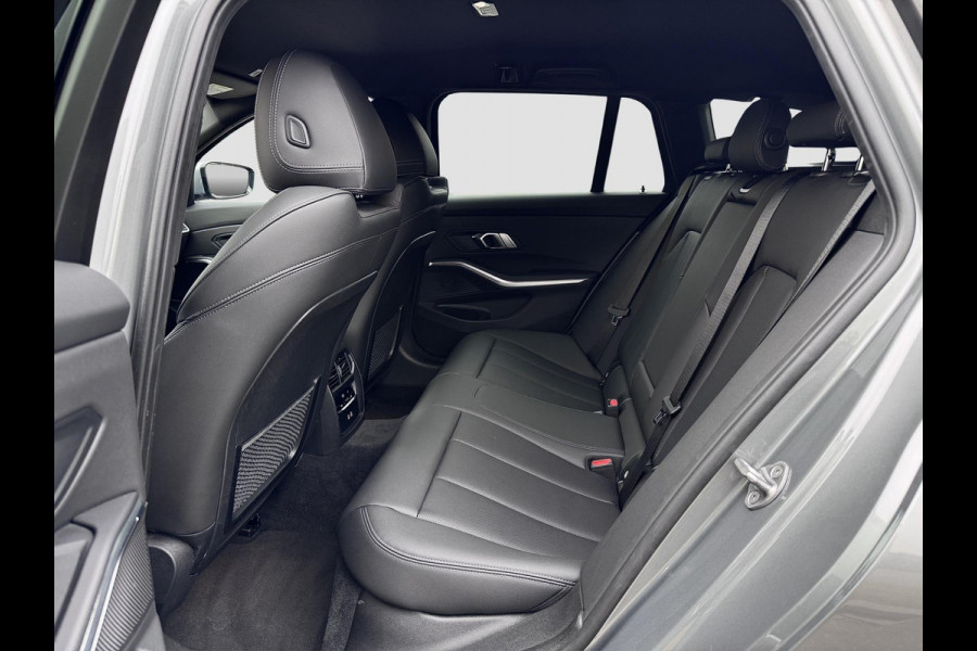 BMW 3 Serie Touring 320e | Trekhaak | Nieuw model | Carplay | Camera | Skyscraper grau | Sfeerverlichting | Widescreen | M Shadow