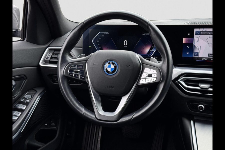 BMW 3 Serie Touring 320e | Trekhaak | Nieuw model | Carplay | Camera | Skyscraper grau | Sfeerverlichting | Widescreen | M Shadow