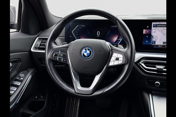 BMW 3 Serie Touring 320e | Trekhaak | Nieuw model | Carplay | Camera | Skyscraper grau | Sfeerverlichting | Widescreen | M Shadow