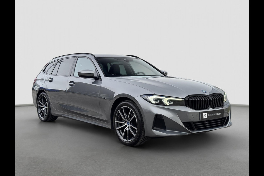BMW 3 Serie Touring 320e | Trekhaak | Nieuw model | Carplay | Camera | Skyscraper grau | Sfeerverlichting | Widescreen | M Shadow