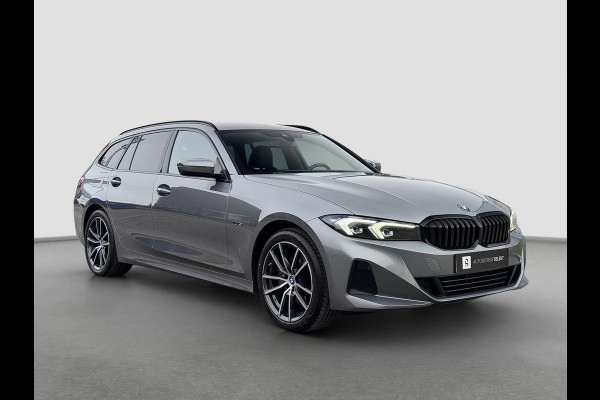 BMW 3 Serie Touring 320e | Trekhaak | Nieuw model | Carplay | Camera | Skyscraper grau | Sfeerverlichting | Widescreen | M Shadow