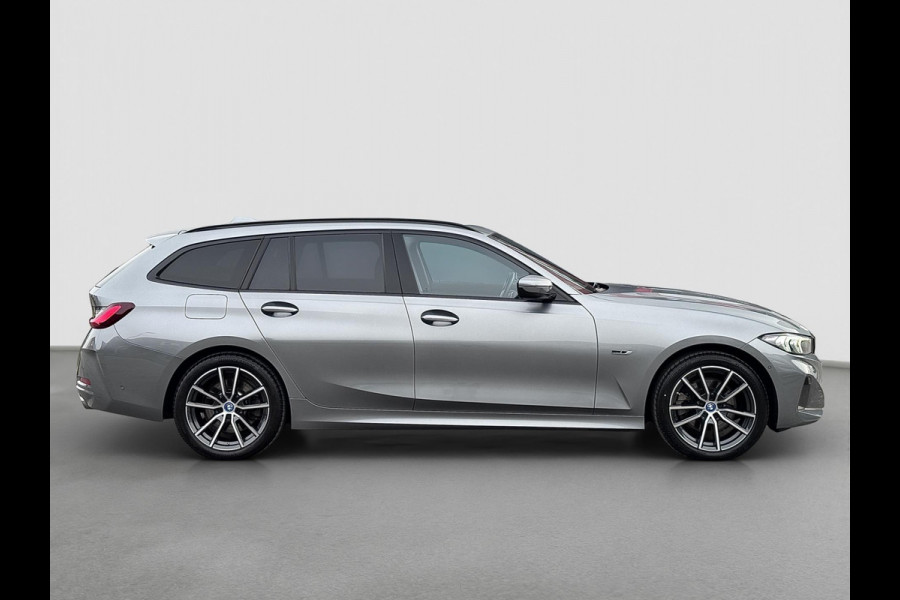 BMW 3 Serie Touring 320e | Trekhaak | Nieuw model | Carplay | Camera | Skyscraper grau | Sfeerverlichting | Widescreen | M Shadow