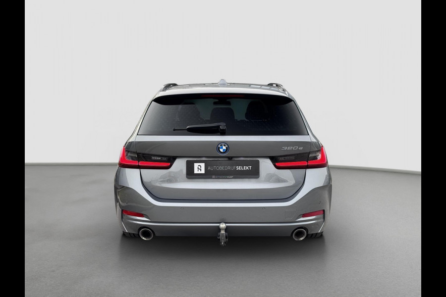 BMW 3 Serie Touring 320e | Trekhaak | Nieuw model | Carplay | Camera | Skyscraper grau | Sfeerverlichting | Widescreen | M Shadow