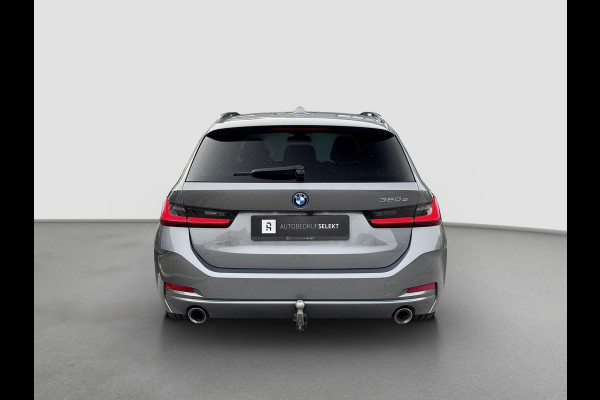 BMW 3 Serie Touring 320e | Trekhaak | Nieuw model | Carplay | Camera | Skyscraper grau | Sfeerverlichting | Widescreen | M Shadow