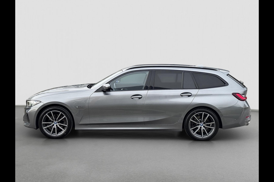 BMW 3 Serie Touring 320e | Trekhaak | Nieuw model | Carplay | Camera | Skyscraper grau | Sfeerverlichting | Widescreen | M Shadow