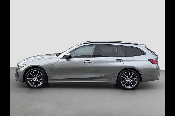 BMW 3 Serie Touring 320e | Trekhaak | Nieuw model | Carplay | Camera | Skyscraper grau | Sfeerverlichting | Widescreen | M Shadow
