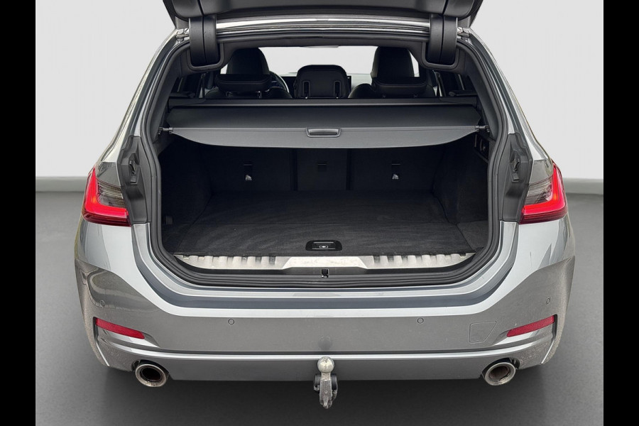 BMW 3 Serie Touring 320e | Trekhaak | Nieuw model | Carplay | Camera | Skyscraper grau | Sfeerverlichting | Widescreen | M Shadow