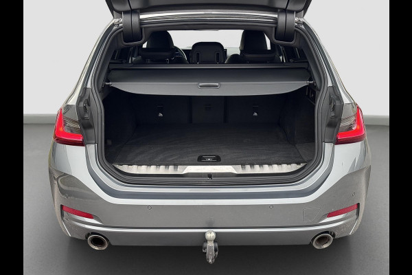 BMW 3 Serie Touring 320e | Trekhaak | Nieuw model | Carplay | Camera | Skyscraper grau | Sfeerverlichting | Widescreen | M Shadow