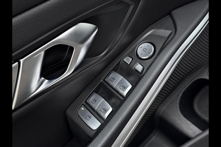 BMW 3 Serie Touring 320e | Trekhaak | Nieuw model | Carplay | Camera | Skyscraper grau | Sfeerverlichting | Widescreen | M Shadow
