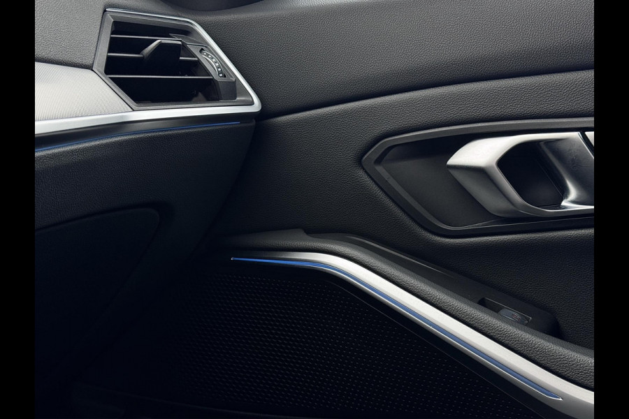 BMW 3 Serie Touring 320e | Trekhaak | Nieuw model | Carplay | Camera | Skyscraper grau | Sfeerverlichting | Widescreen | M Shadow