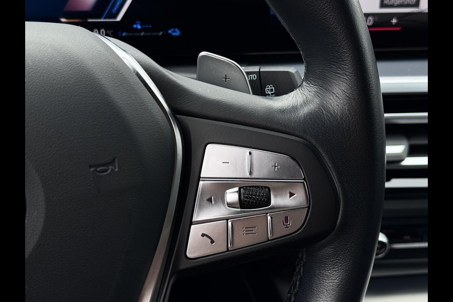 BMW 3 Serie Touring 320e | Trekhaak | Nieuw model | Carplay | Camera | Skyscraper grau | Sfeerverlichting | Widescreen | M Shadow