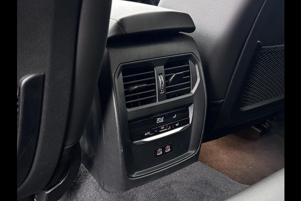 BMW 3 Serie Touring 320e | Trekhaak | Nieuw model | Carplay | Camera | Skyscraper grau | Sfeerverlichting | Widescreen | M Shadow