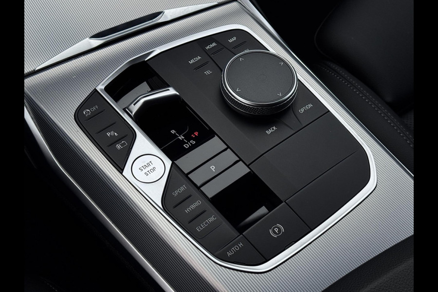 BMW 3 Serie Touring 320e | Trekhaak | Nieuw model | Carplay | Camera | Skyscraper grau | Sfeerverlichting | Widescreen | M Shadow