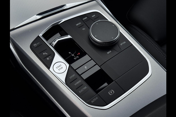 BMW 3 Serie Touring 320e | Trekhaak | Nieuw model | Carplay | Camera | Skyscraper grau | Sfeerverlichting | Widescreen | M Shadow